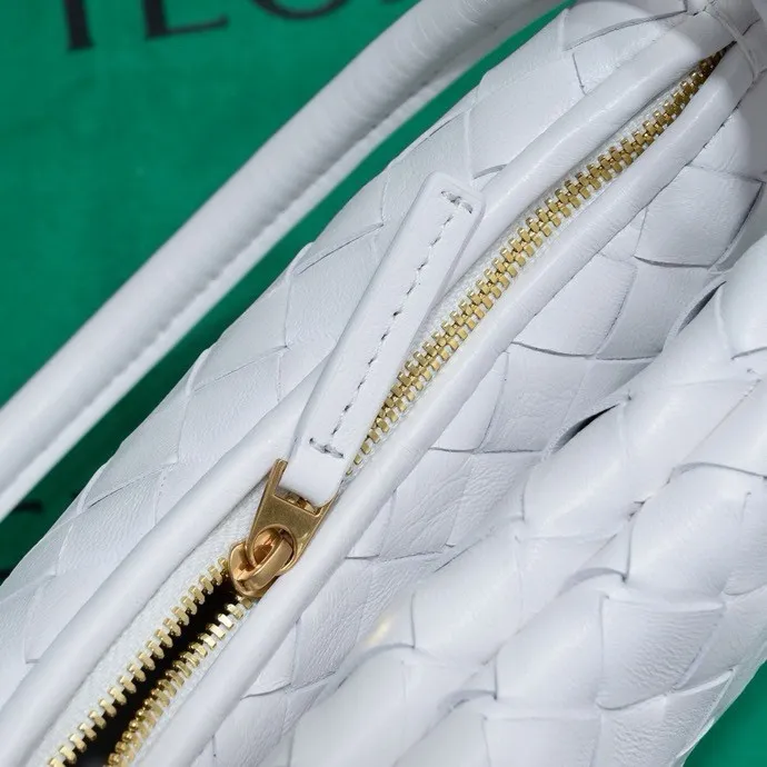 Batch 1460 Bv Shu Qi's same "Gemelli" twin bag 776764 locked in advance 24 years of hot style 💕 Gemelli is made up of two half-moon-shaped bags paired together, with the brand's iconic intrecciato woven sheepskin, equipped with a detachable tubular handle, which can be used as a clutch, on the shoulder or by flipping the small crescent moon as a handle, or as a long shoulder strap 🉑️Crossbody The dual design has a personalized yet charming attitude, and the eye-catching visual impact brings an elegant and fashionable feeling. It is a bag worth buying💥There are 3 sizes to choose from.  Size: 24.5x19x7, plus long shoulder strap ➕80 Model: 6764